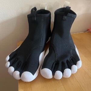 Vibram Black and White Women's Shoes